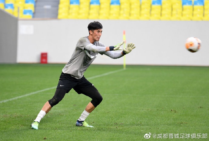 成都蓉城队在凤凰山体育公园专业足球场进行了踩场训练