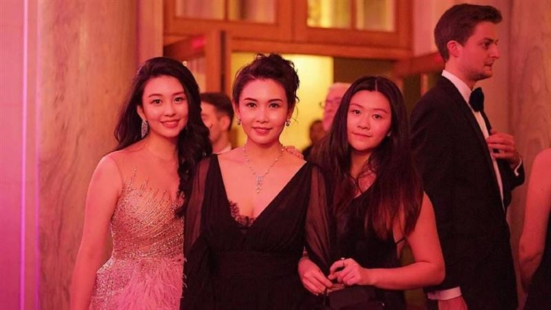 邱淑贞12岁小女儿近照罕见曝光!网赞:3姐妹神基因