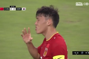 东亚杯-朱辰杰“吊射”乌龙后防接连被打穿 中国男足0-3韩国