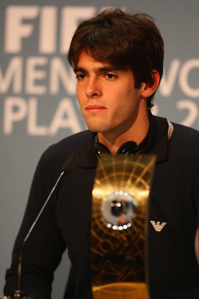 聊起颜值,足坛你首先会想到谁?卡卡、小贝、圣克鲁斯还是…