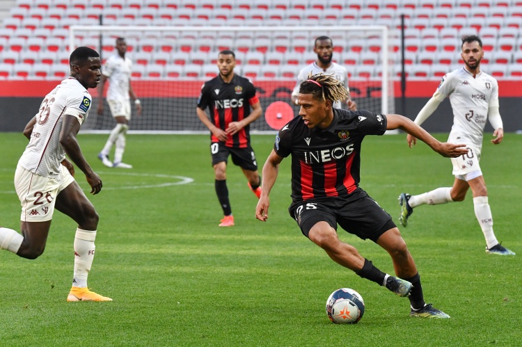 当地媒体:曼联、米兰&埃弗顿都有意引进尼斯中卫托迪博