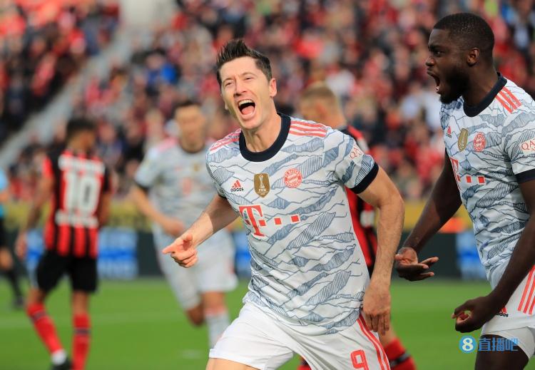 记者:莱万参加德国足球职业联盟合照,但他转会巴萨依旧在推进