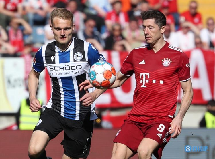 德媒:莱万认为巴萨的出价已经够高,拜仁对待自己不公平