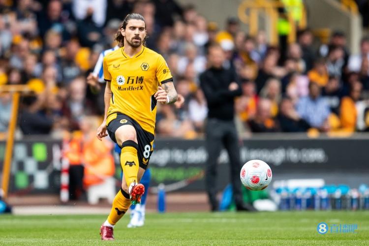 记者：曼联和德容的肥皂剧太荒谬，蒂莱曼斯和内维斯都是备选球员