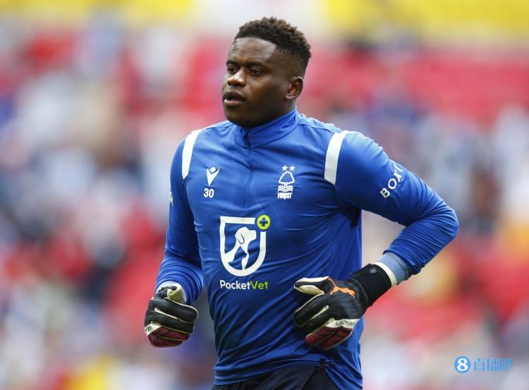 TA：诺丁汉森林队门将布莱斯-桑巴正在接受朗斯的体检