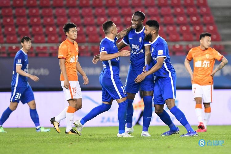 足球报:积分榜前三球队稳定发放薪水,这是提升队伍战斗力的关键