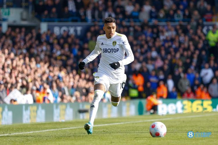 记者：利兹联倾向于将拉菲尼亚出售给切尔西，并对巴萨失去耐心