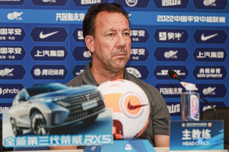 足球报:范加斯特离任广州城,球队训练暂时由领队肇俊哲代理