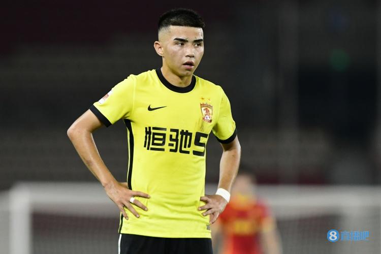 足协官方:广州队球员艾菲尔丁因暴力行为停赛3场,罚款3万