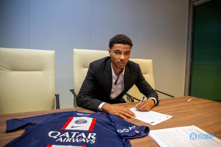 队报:没有获得赴日签证,埃基蒂克最早周三才能与巴黎会合