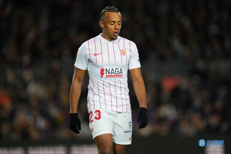 世体:孔德受伤后首次恢复有球训练,球员在等待确定未来