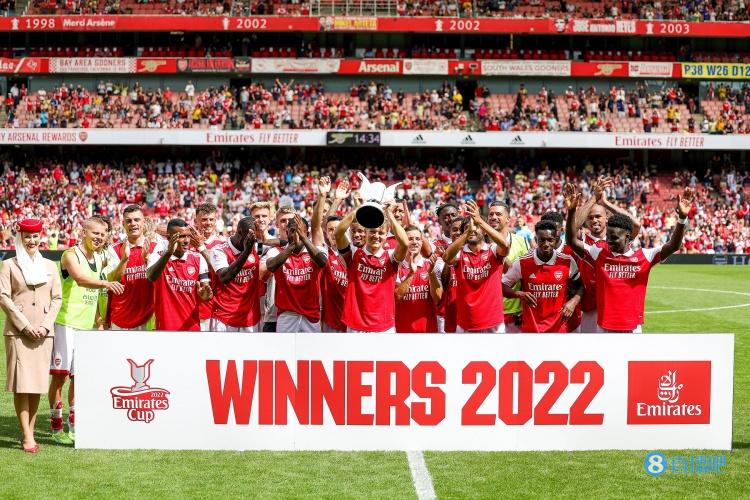 ?捧杯时刻！队长厄德高举起酋长杯！枪手队史第6次夺冠