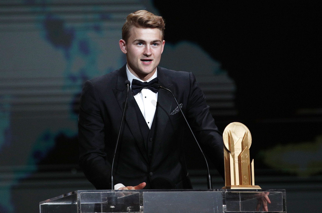 罗马诺：尤文被告知德里赫特已接受拜仁条款，两队本周将继续谈判