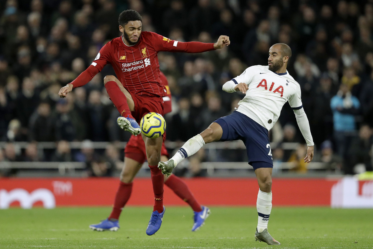 镜报:尽管被猜测要转会维拉,但乔-戈麦斯正与利物浦谈判续约