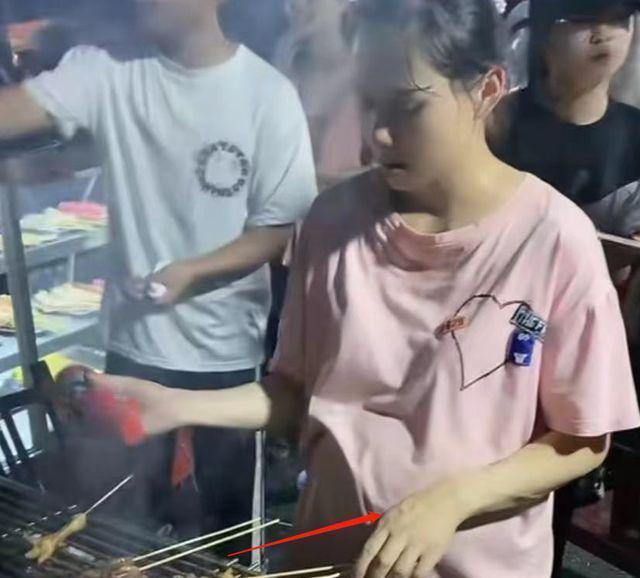 女子怀孕8个月,汗流浃背摆摊卖烧烤,网友:这是嫁给爱情的下场