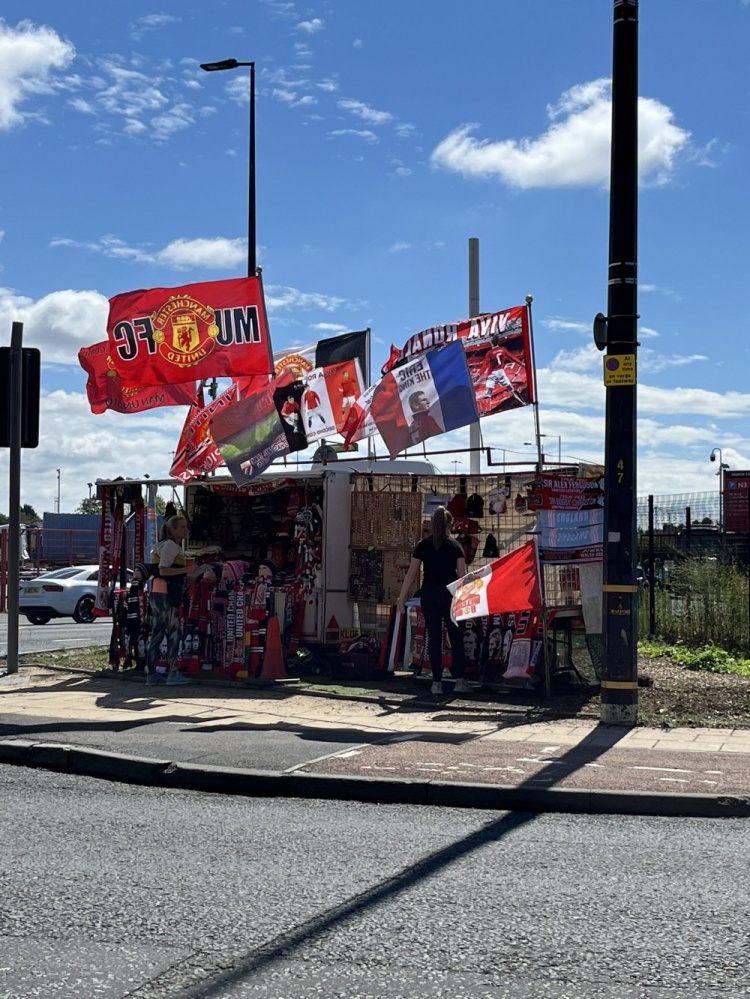 曼晚记者晒老特拉福德外坎通纳、C罗旗帜:“国王们”的旗帜?