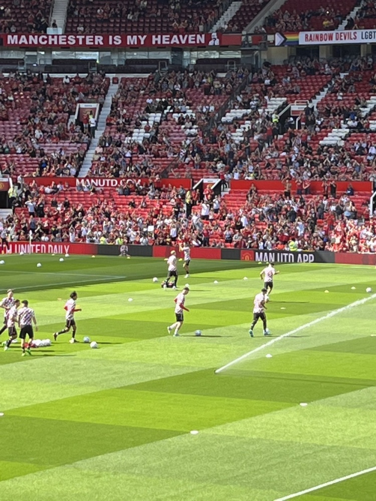 记者:C罗率队进入球场热身,向看台上的球迷鼓掌致意