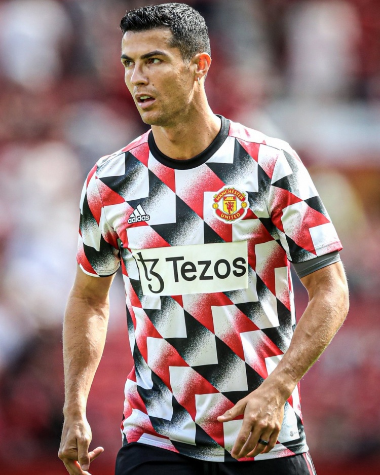 依旧爱你!记者:当现场播报出C罗名字,球迷发出了最大的欢呼声