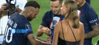 特别的“颁奖嘉宾”,内马尔为队友戴上冠军奖牌