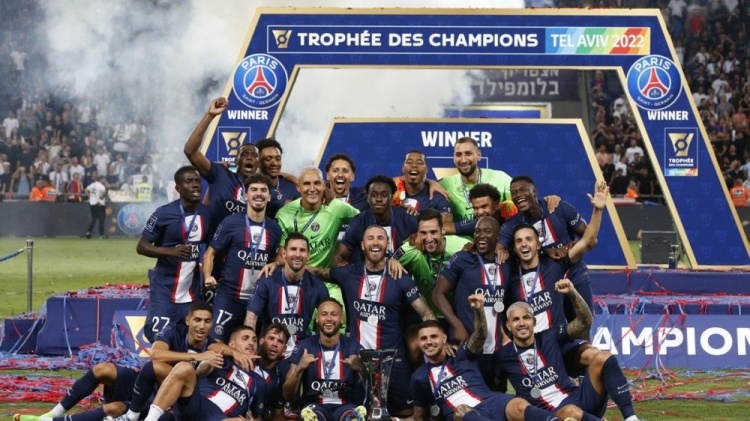 巴黎夺冠高清图:梅西、拉莫斯勾肩搭背