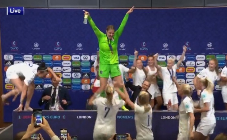 英格兰女足闯入新闻会场激情庆祝，门将更是跳上桌子向记者尬舞