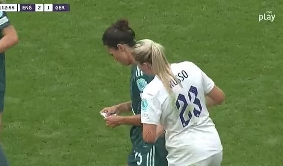 ?德国队在看教练的小纸条，英格兰女足凑过来偷看+甚至想抢走