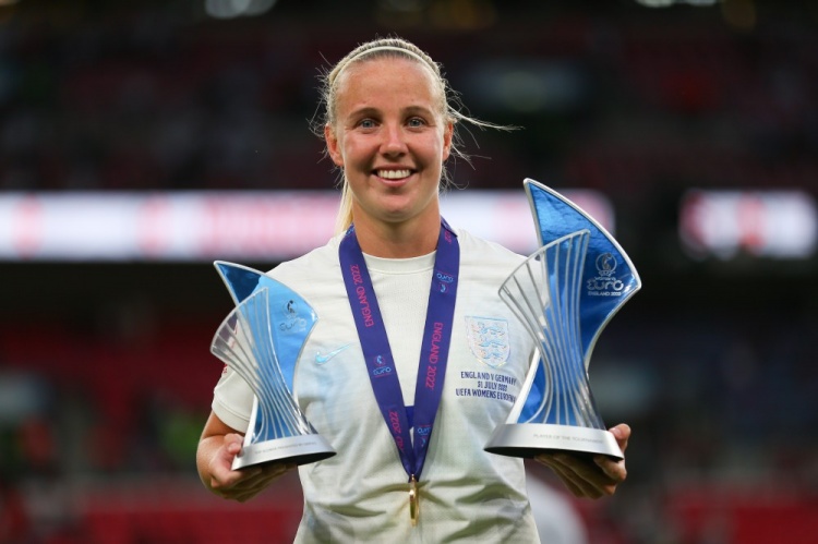 六场比赛打入六球，米德包揽女足欧洲杯MVP与金靴奖