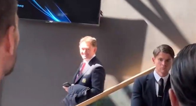 球迷呼吁曼联“签下德容”,曼联总监默塔夫报以微笑