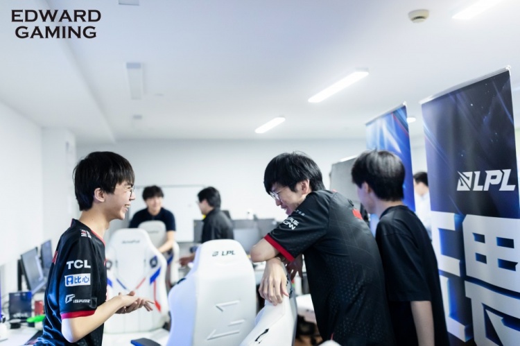 EDG赛后返图：赛前自当全力以赴 赛后也要适当放松