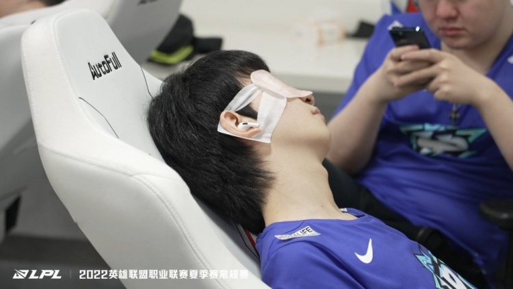 UP赛前花絮:在登场前养精蓄锐的Elk