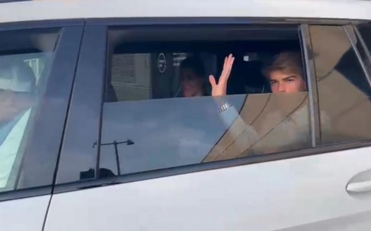 跟队记者：德凯特莱尔与米兰完成签约，已离开米兰总部