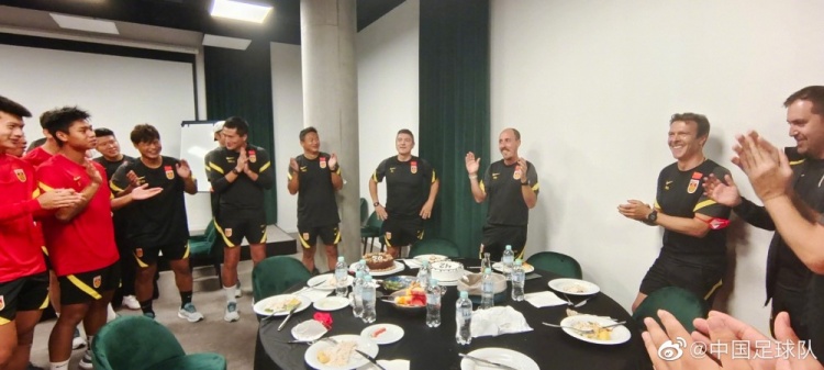 U-19男足抵达克罗地亚,首堂训练课后为主帅安东尼奥及助教庆生