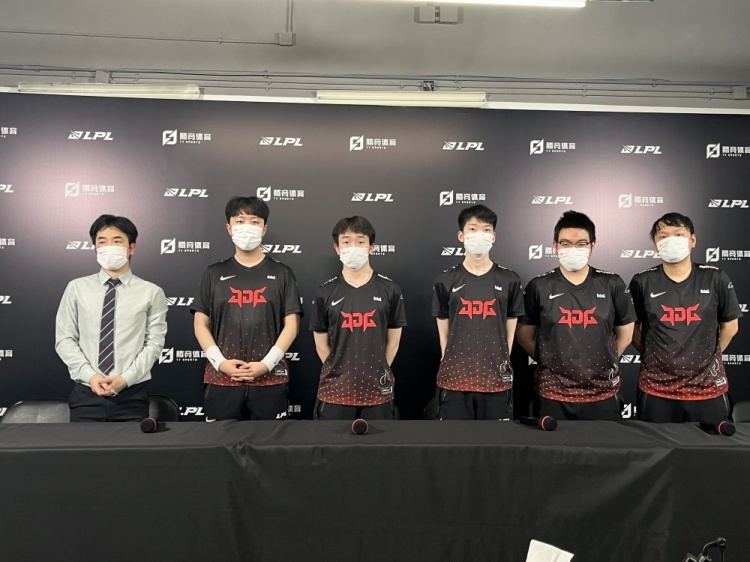 JDG赛后群访 Homme:选手今天表现不错 尤其是中单表现特别好