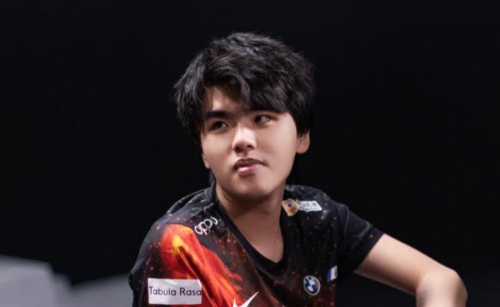 开始emo?Lwx直播放分手快乐:我哭了,你呢?我哭了,你呢!