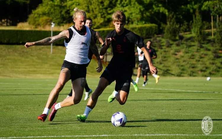 德凯特拉雷刚加盟就立即训练,米兰三巨头场边观看