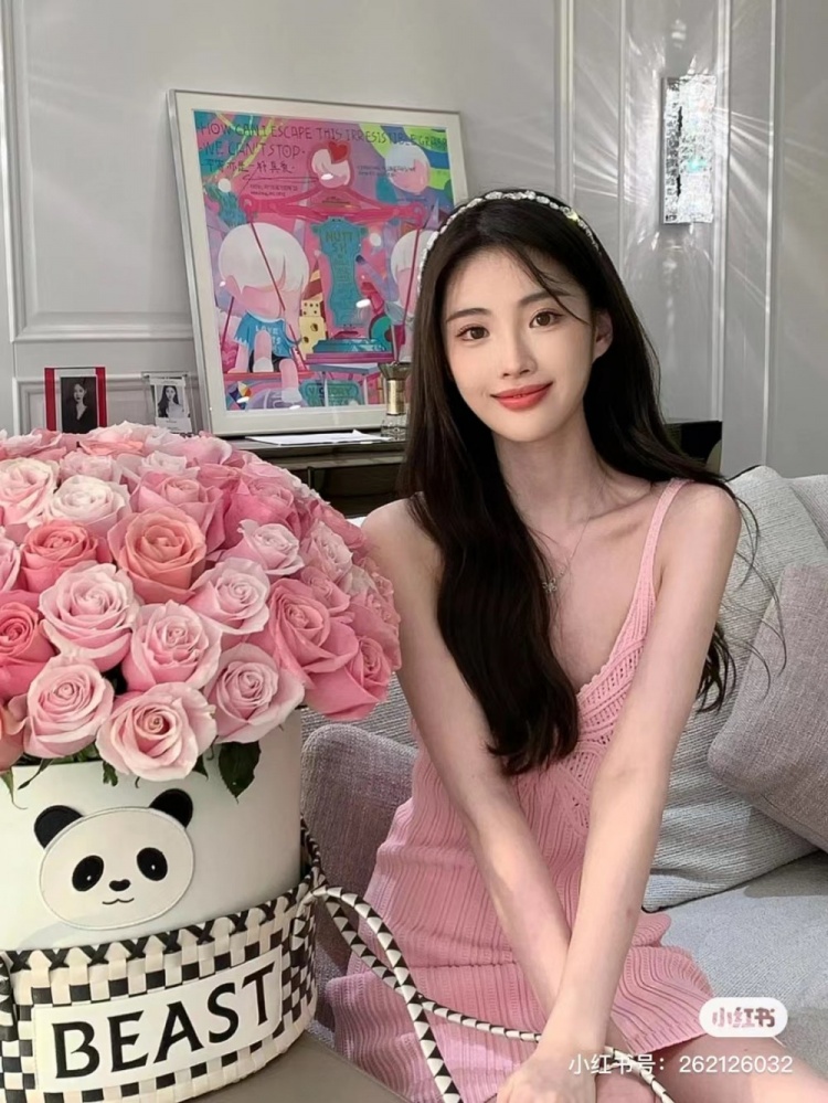 您俩是一家买的？Ming绯闻女友晒出与JKL女友同款七夕玫瑰花