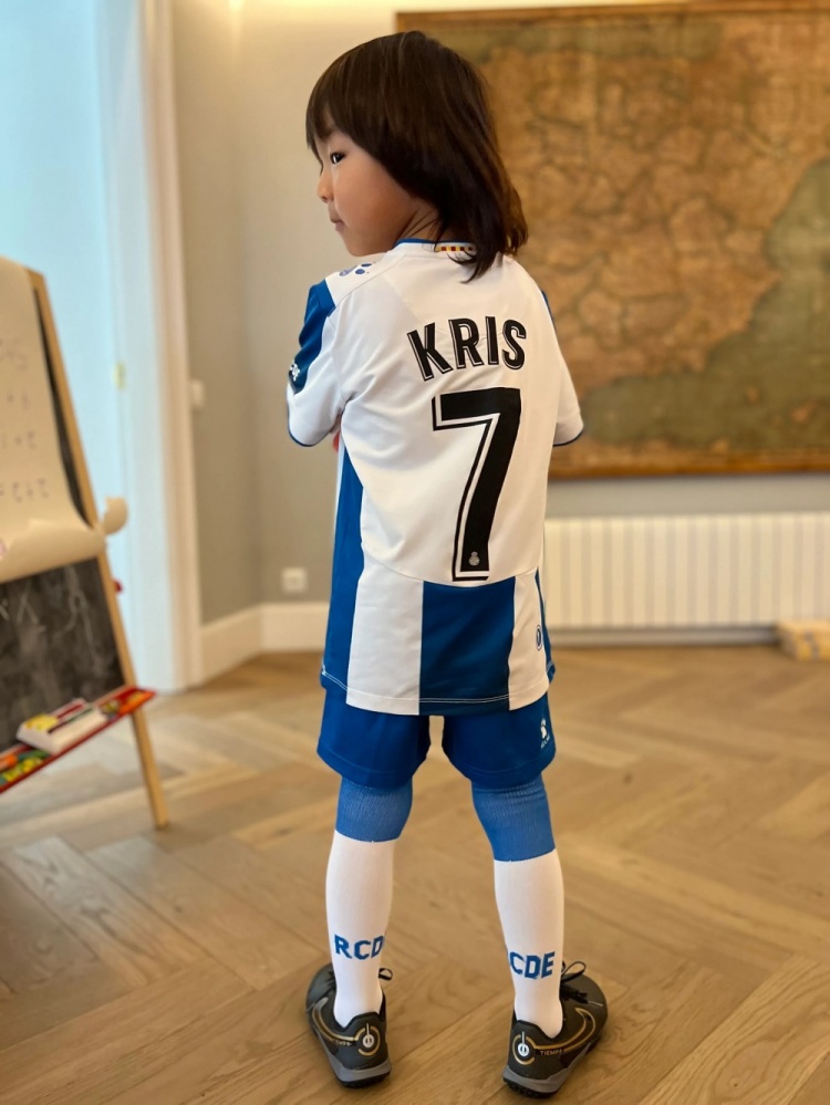 武磊晒儿子身披西班牙人7号战袍:对足球的喜爱是潜移默化的