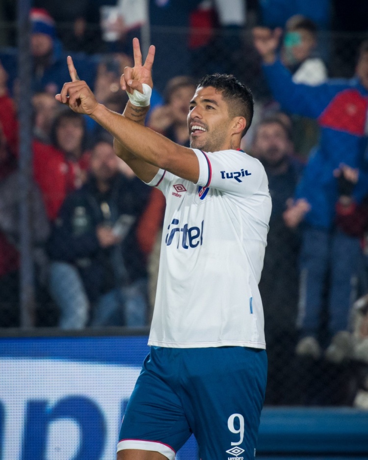 ?还是那个苏神！现场视角看苏亚雷斯头槌攻入回归民族队首球