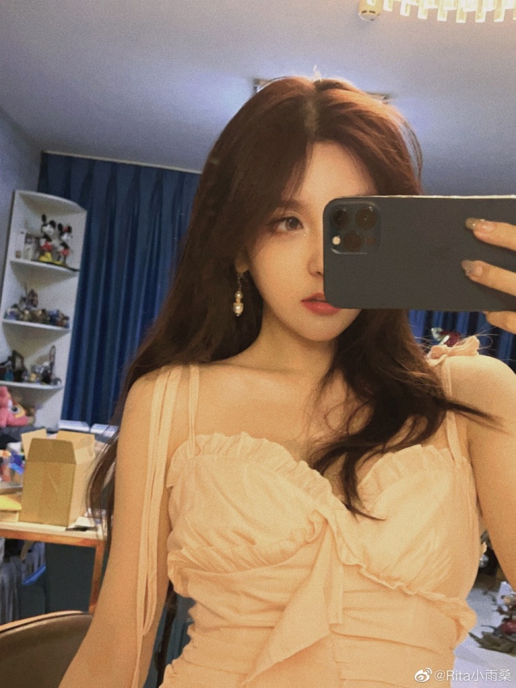 LPL解说Rita小雨桑晒照：黑发姐姐?mua