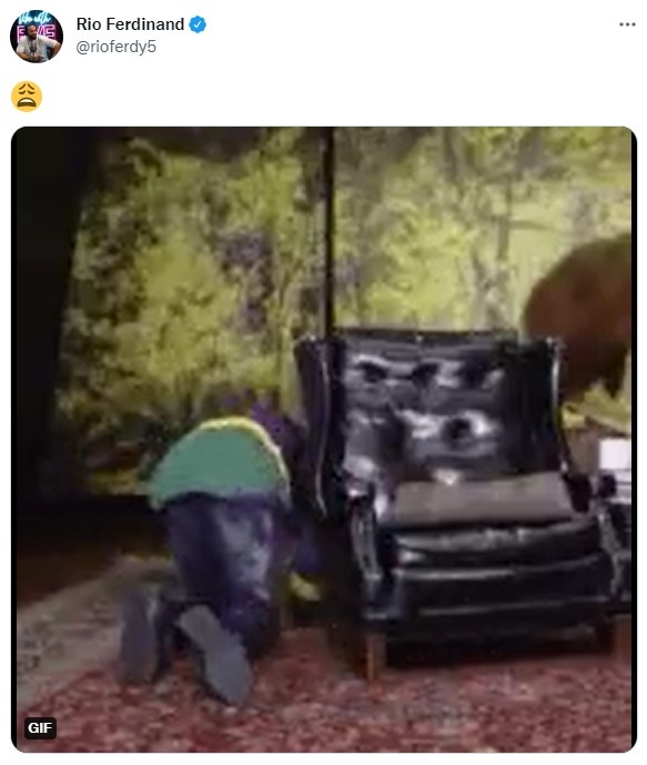 想找个地缝钻进去?0-2落后时，费迪南德晒跪地爬行表情包