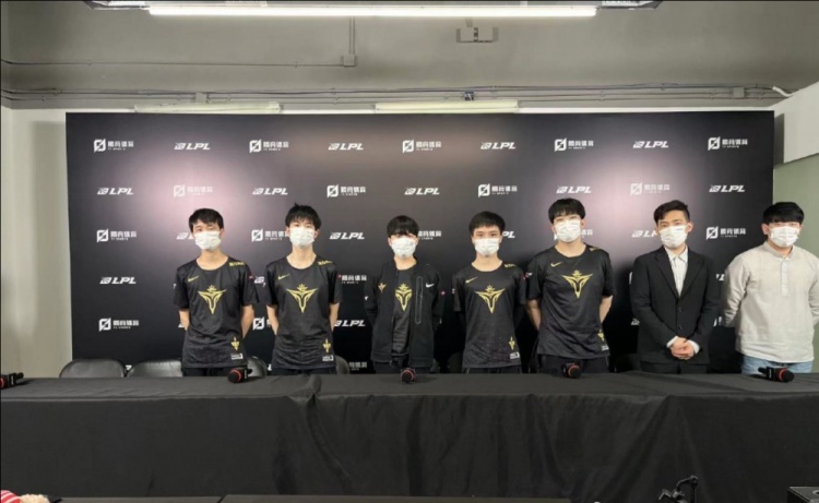 V5赛后群访 Rookie:之前输的比赛,很多是决策上沟通不足