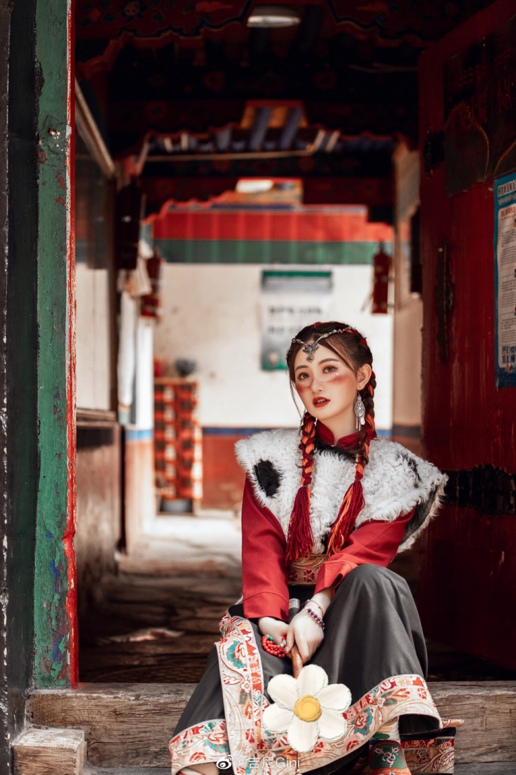 VSPN主持人吉尼晒照:我从远方赶来 赴你一面之约?