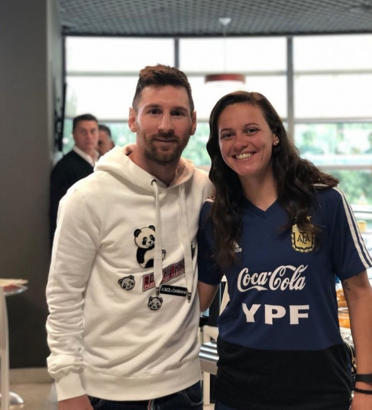 阿女足球员:有次与男足共进午餐,梅西是唯一留下与我们合影的人