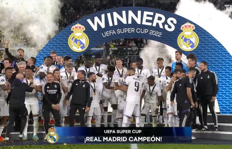 队长风范!琼阿梅尼有点害羞,本泽马直接将他拉到前排捧起奖杯