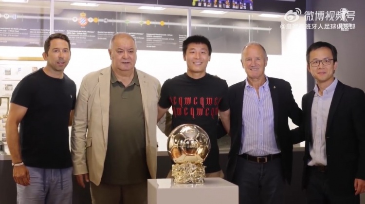 西班牙人官方:武磊将中国金球奖赠送给俱乐部
