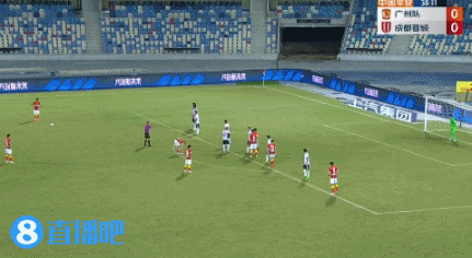 空中变向把小编晃晕了！韦世豪30米开外直接任意球破门！