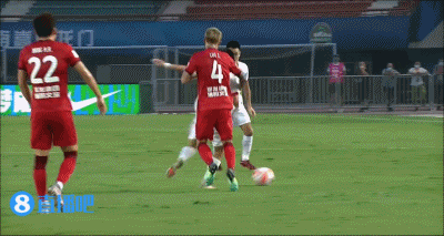 铲脚踝!河南后卫罗歆飞铲陈哲超被直红罚下,哈维尔怒摔水瓶