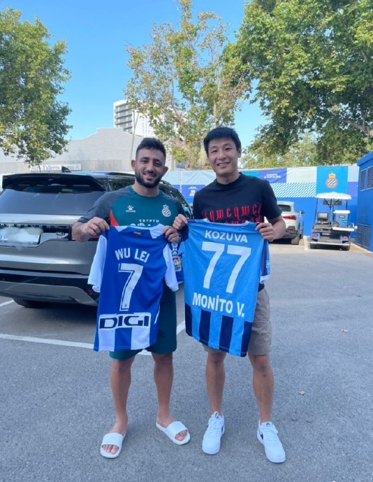 武磊晒与巴尔加斯合影引发遐想,海港球迷:58再次连线?