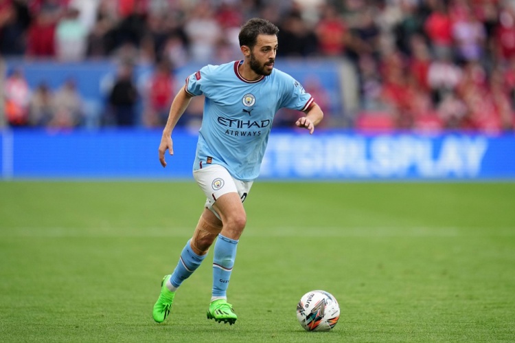 B席赛后向四个看台鼓掌致意,将球衣送出后最后一个离开球场