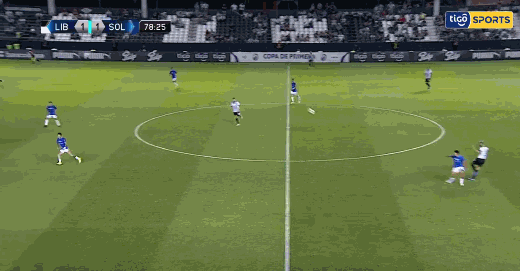 太妖了!41岁圣克鲁斯闪转腾挪连过3人,完成杂耍世界波破门